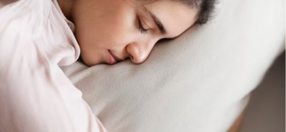 Orang tidur dengan penutup mata