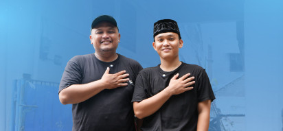 Orang tidur dengan penutup mata