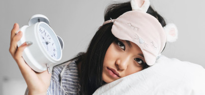 Orang tidur dengan penutup mata